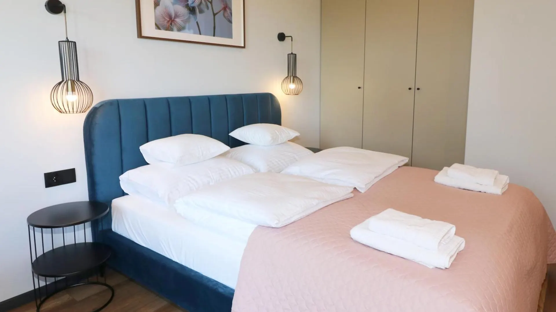 Falcon Apartment 5 Metro Sgh Warsaw Poland